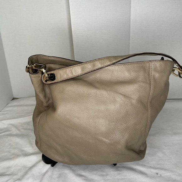 Michael Kors Fulton Luggage Tan Pebbled Leather Hobo Shoulder Bag Gold Medallion - Picture 2 of 16